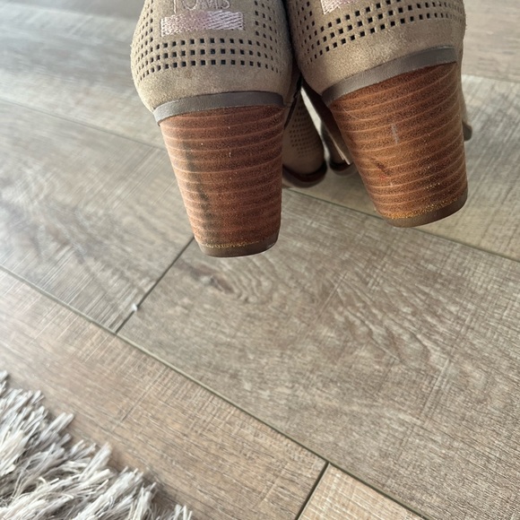 Tom’s Booties - Picture 3 of 7